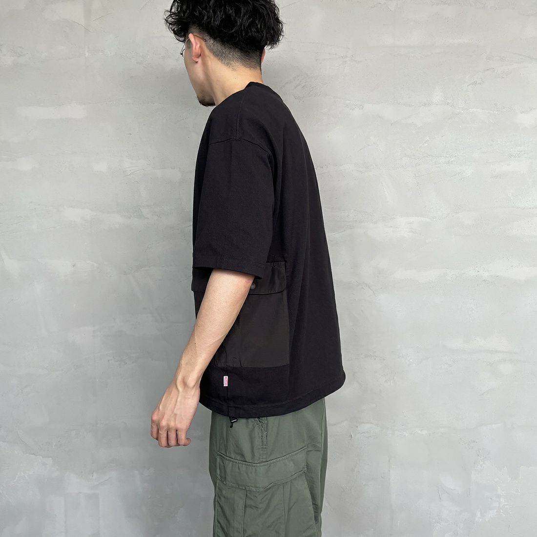 CHUMS [チャムス] ヘビーウエイトサイドポケットTシャツ [CH01-2169] K001 BLACK &&モデル身長：168cm 着用サイズ：M&&