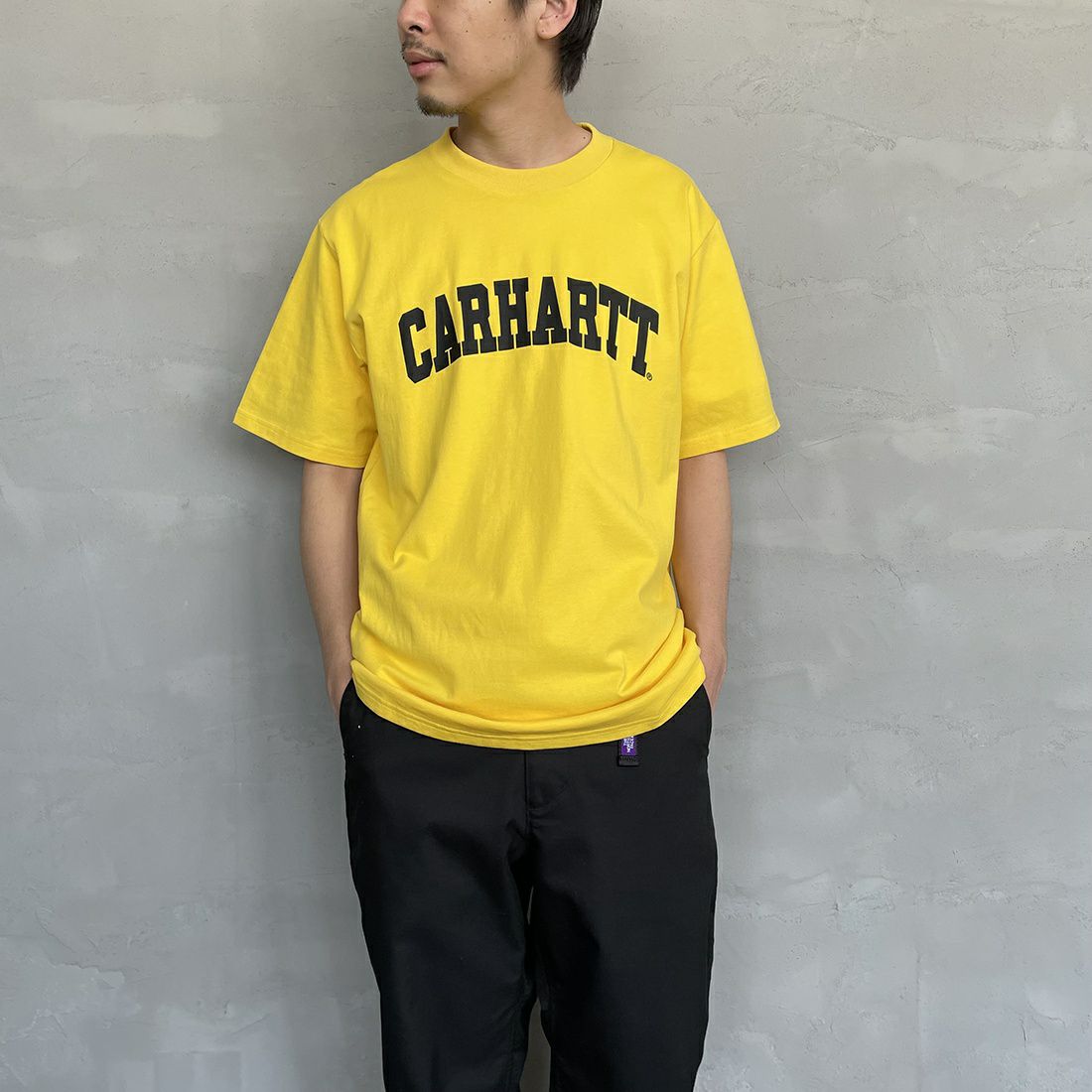 carhartt WIP [カーハートダブリューアイピー] UNIVERSITY ロゴプリントTシャツ [I028990] BUTTERCUP/&&モデル身長：173cm 着用サイズ：L&&