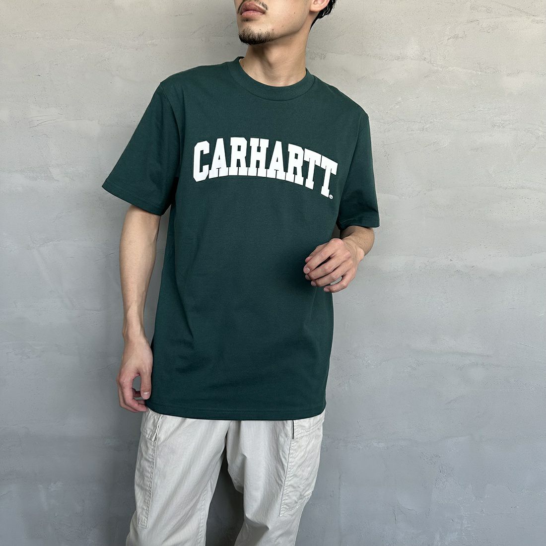 carhartt WIP [カーハートダブリューアイピー] UNIVERSITY ロゴプリントTシャツ [I028990] BOTANIC/WH&&モデル身長：168cm 着用サイズ：M&&