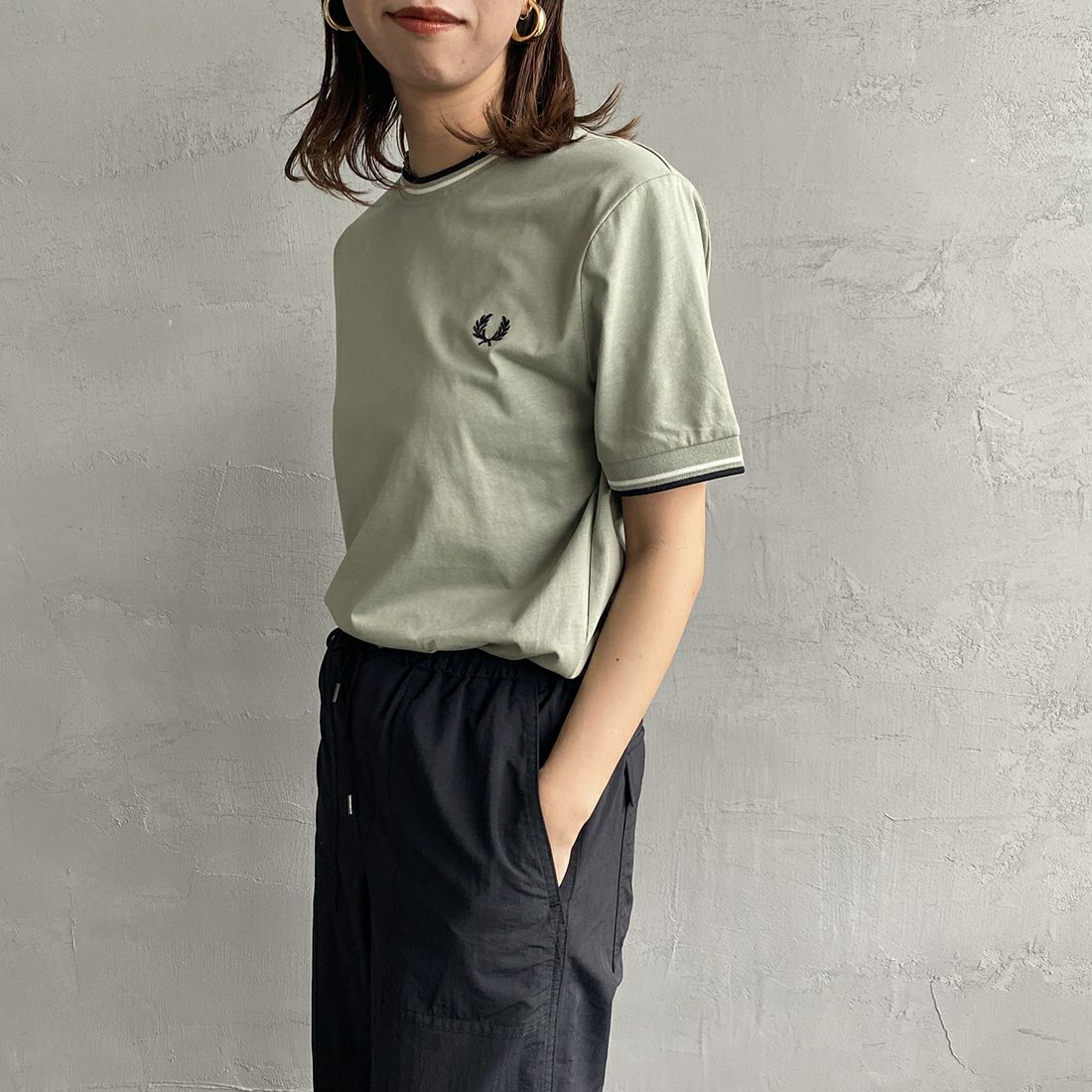FRED PERRY [フレッドペリー] ツインティップTシャツ [M1588] R89 SESGRA &&モデル身長：163cm 着用サイズ：XS&&