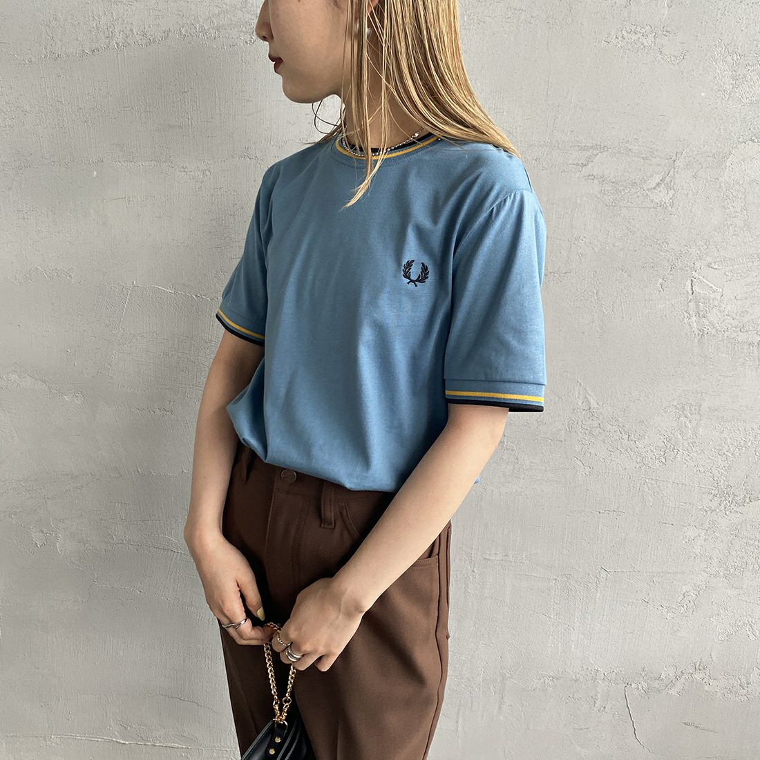 FRED PERRY [フレッドペリー] ツインティップTシャツ [M1588] Q47 ASH BL &&モデル身長：156cm 着用サイズ：XS&&