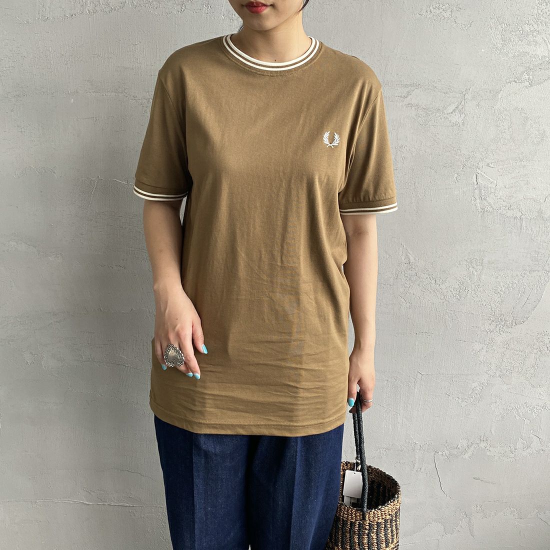 FRED PERRY [フレッドペリー] ツインティップTシャツ [M1588] R60 SHADED &&モデル身長：156cm 着用サイズ：S&&