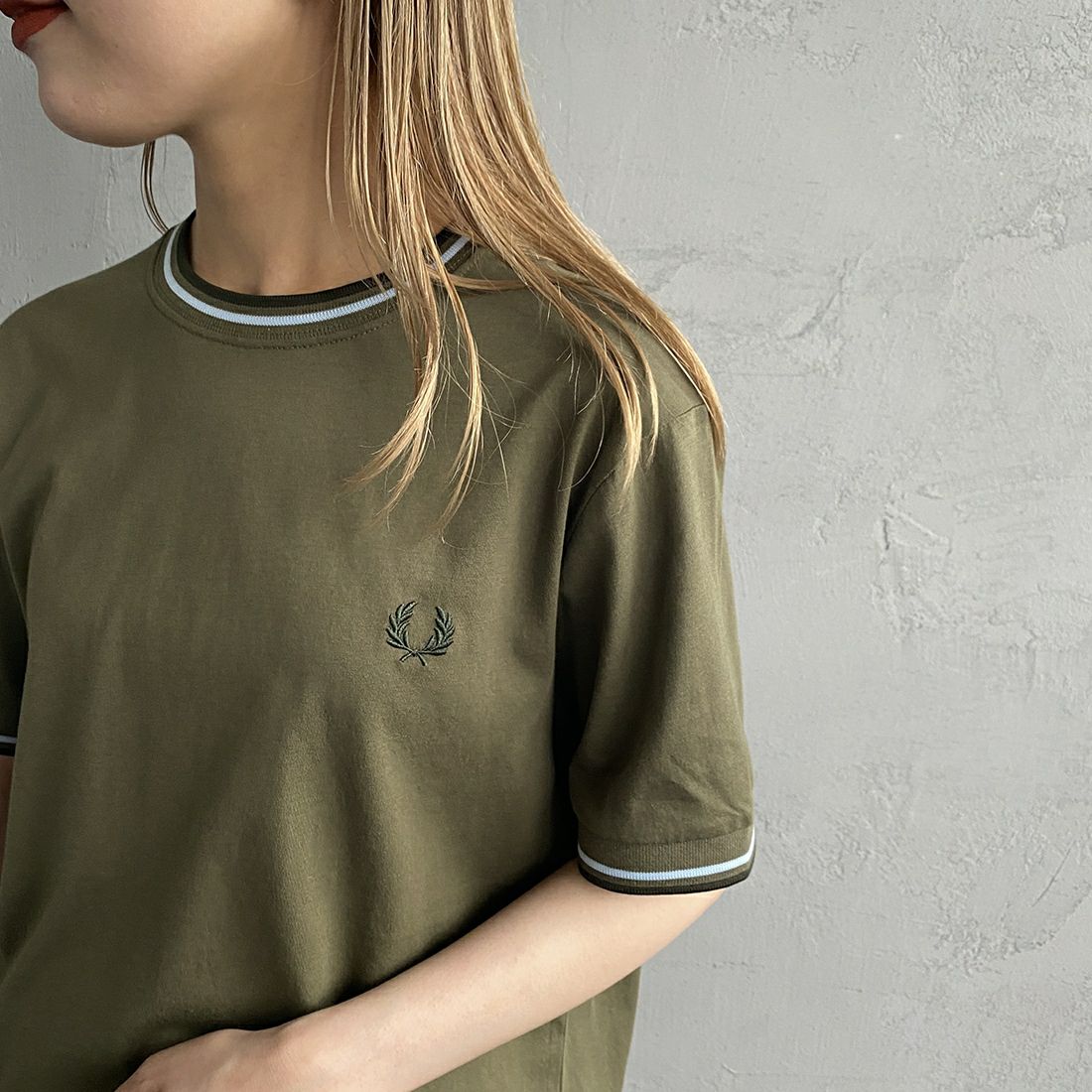 FRED PERRY [フレッドペリー] ツインティップTシャツ [M1588] R79 UNIFOR &&モデル身長：156cm 着用サイズ：S&&