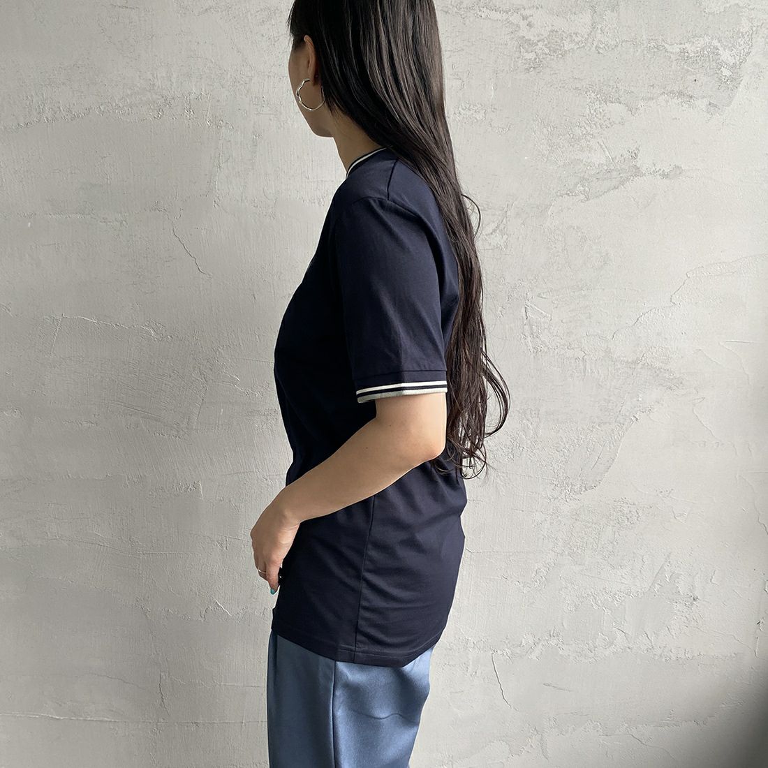 FRED PERRY [フレッドペリー] ツインティップTシャツ [M1588] R87 NAVY &&モデル身長：156cm 着用サイズ：XS&&