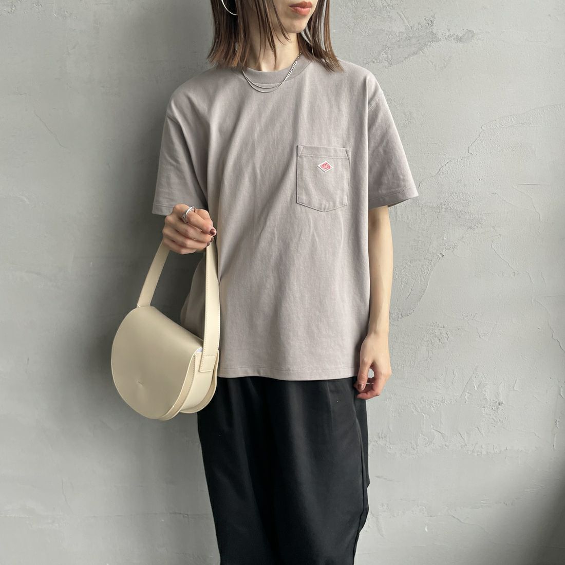 DANTON [ダントン] ソリッド ポケットTシャツ [DT-C0197TCB] LT.GREY &&モデル身長：158cm 着用サイズ：M&&