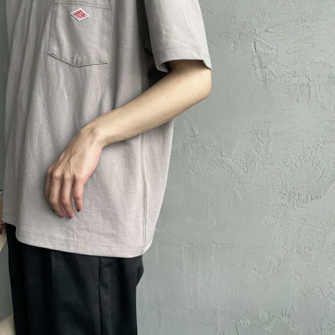 DANTON [ダントン] ソリッド ポケットTシャツ [DT-C0197TCB] LT.GREY &&モデル身長：158cm 着用サイズ：M&&