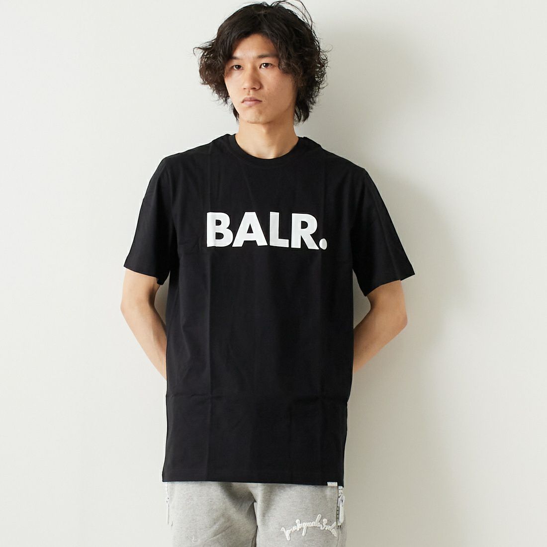 BALR. [ボーラー] ロゴプリントストレートTシャツ [B11121048] JET BLACK &&モデル身長：182cm 着用サイズ：L&&