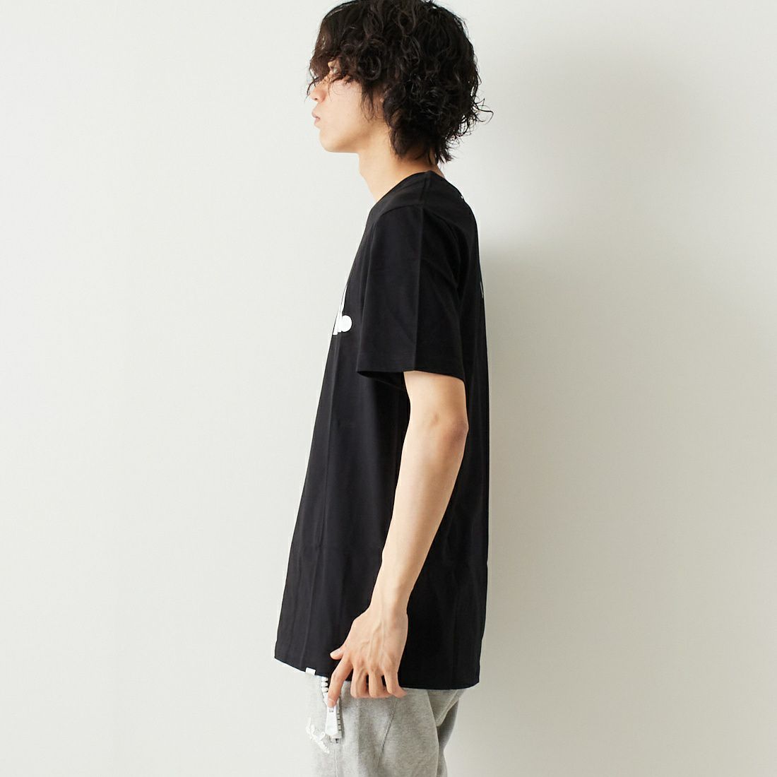BALR. [ボーラー] ロゴプリントストレートTシャツ [B11121048] JET BLACK &&モデル身長：182cm 着用サイズ：L&&