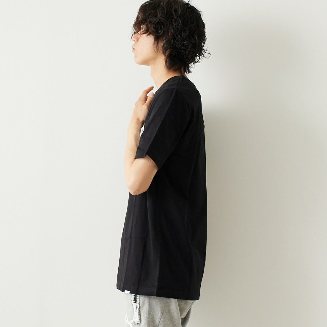 BALR. [ボーラー] ロゴプリントストレートTシャツ [B11121048] JET BLACK &&モデル身長：182cm 着用サイズ：L&&