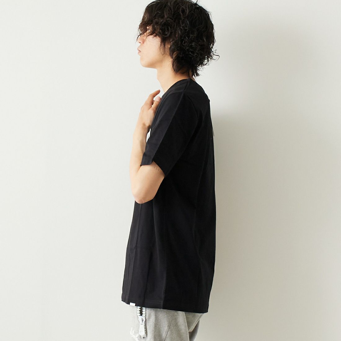 BALR. [ボーラー] ロゴプリントストレートTシャツ [B11121048] JET BLACK &&モデル身長：182cm 着用サイズ：L&&