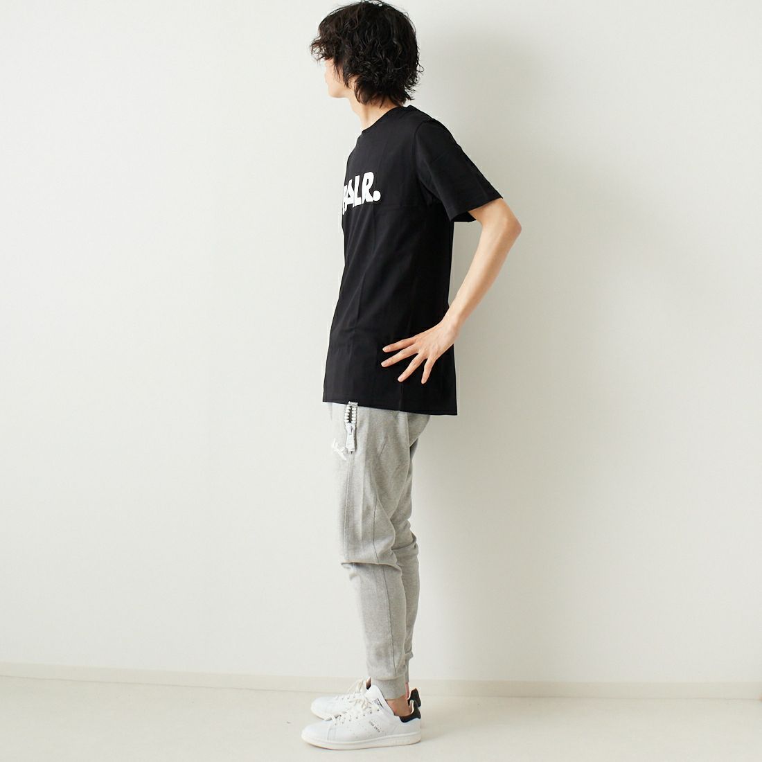BALR. [ボーラー] ロゴプリントストレートTシャツ [B11121048] JET BLACK &&モデル身長：182cm 着用サイズ：L&&