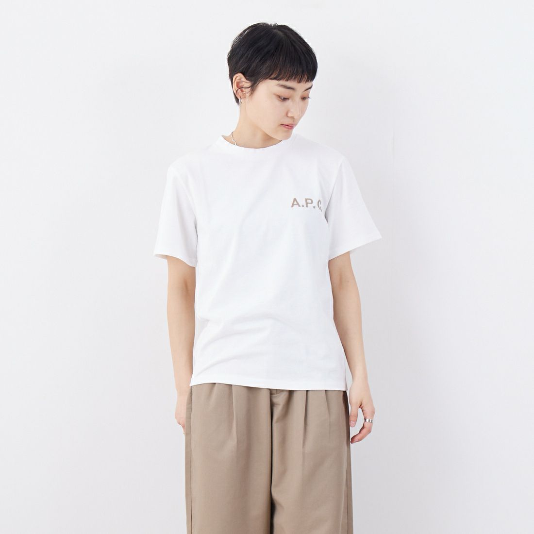 A.P.C. [アー・ペー・セー] 別注 ロゴ刺繍Tシャツ [BRODE-LOGO-JF] WHT/BGE &&モデル身長：160cm 着用サイズ：XS&&