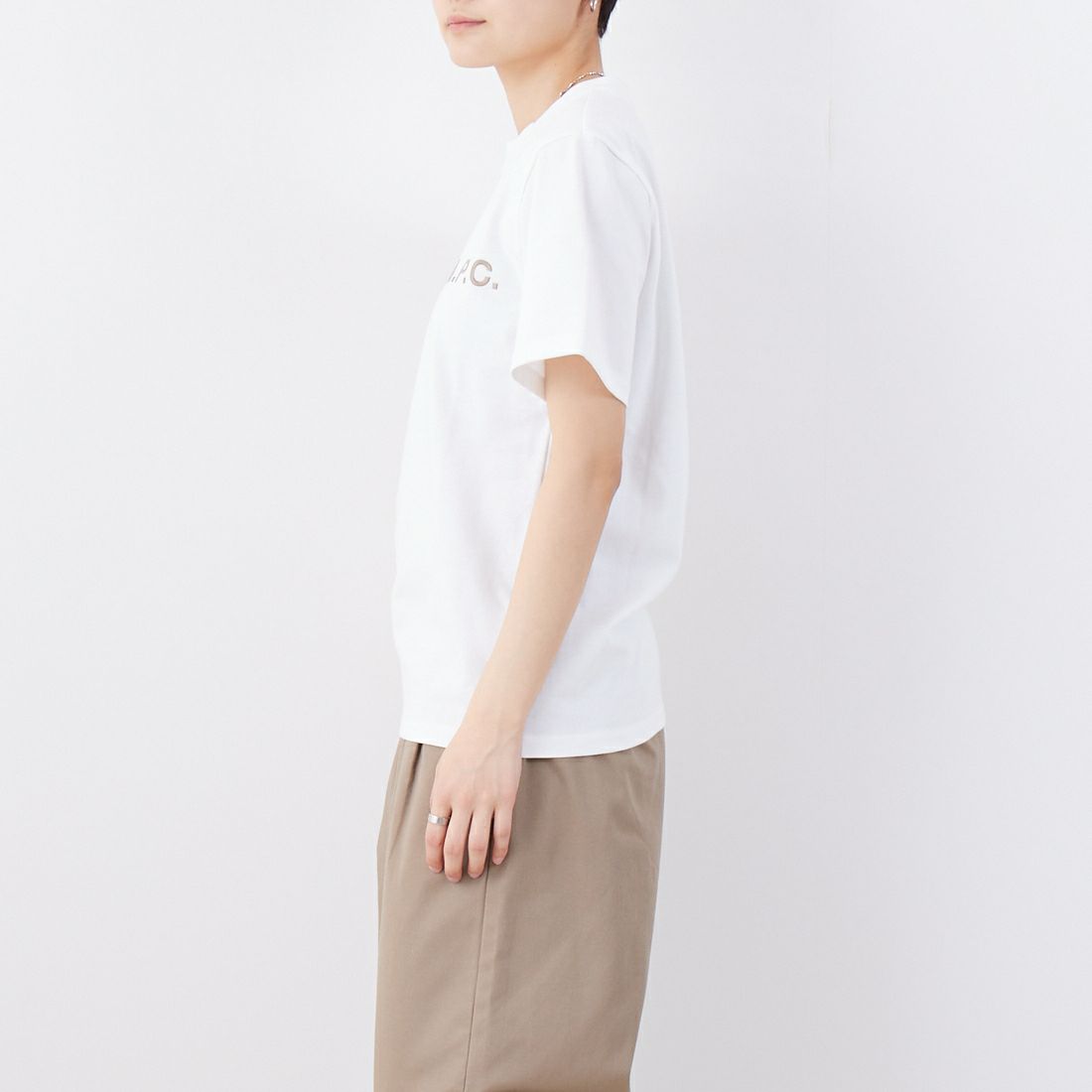 A.P.C. [アー・ペー・セー] 別注 ロゴ刺繍Tシャツ [BRODE-LOGO-JF] WHT/BGE &&モデル身長：160cm 着用サイズ：XS&&