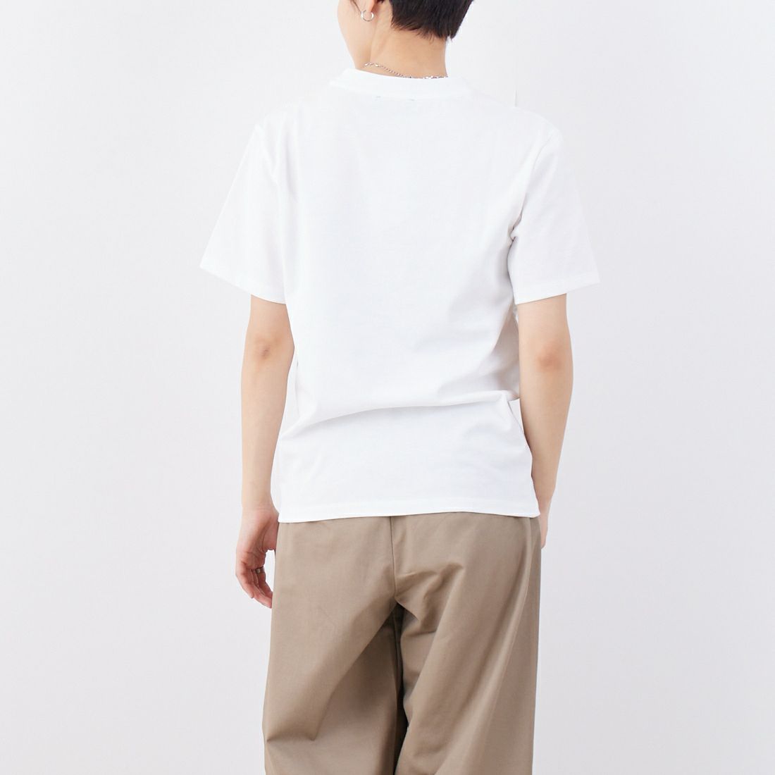 A.P.C. [アー・ペー・セー] 別注 ロゴ刺繍Tシャツ [BRODE-LOGO-JF] WHT/BGE &&モデル身長：160cm 着用サイズ：XS&&