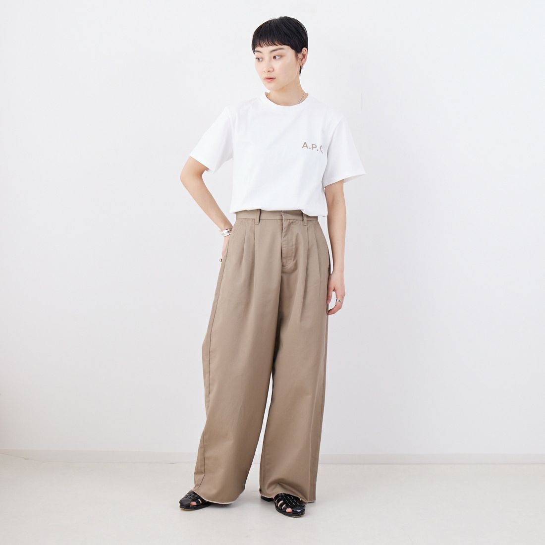 A.P.C. [アー・ペー・セー] 別注 ロゴ刺繍Tシャツ [BRODE-LOGO-JF] WHT/BGE &&モデル身長：160cm 着用サイズ：XS&&