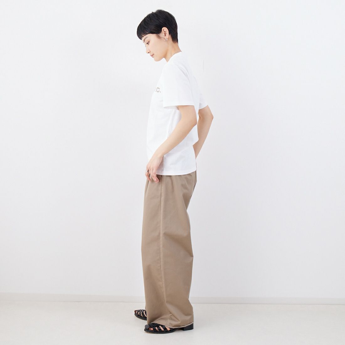 A.P.C. [アー・ペー・セー] 別注 ロゴ刺繍Tシャツ [BRODE-LOGO-JF] WHT/BGE &&モデル身長：160cm 着用サイズ：XS&&