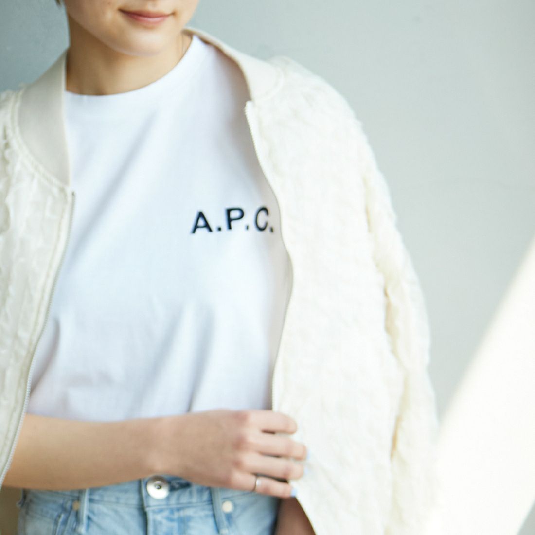 A.P.C. [アー・ペー・セー] 別注 ロゴ刺繍Tシャツ [BRODE-LOGO-JF] BLANC