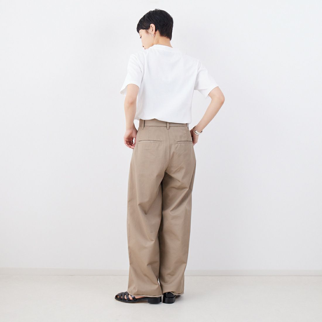 A.P.C. [アー・ペー・セー] 別注 ロゴ刺繍Tシャツ [BRODE-LOGO-JF] WHT/BGE &&モデル身長：160cm 着用サイズ：XS&&