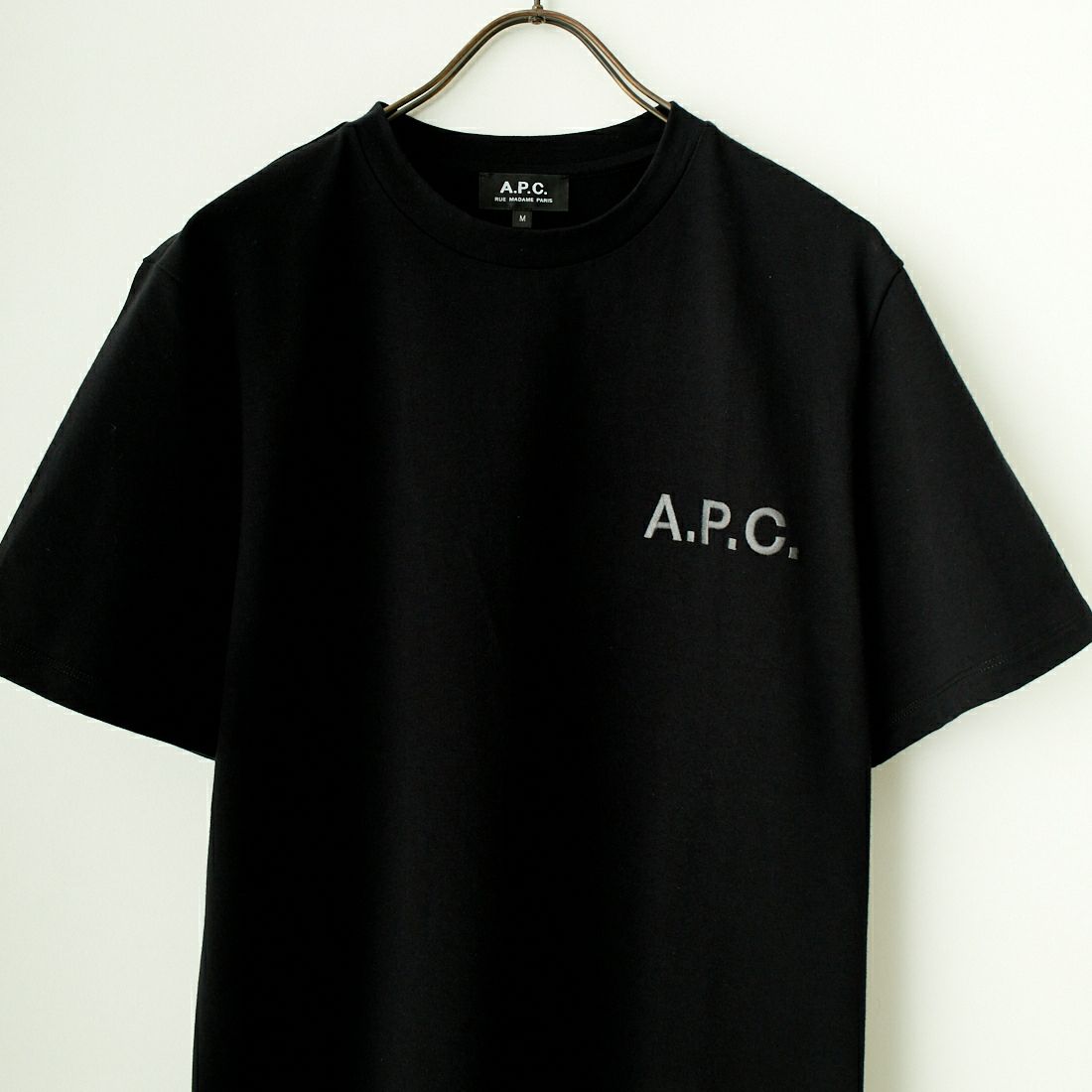 A.P.C. [アー・ペー・セー] 別注 ロゴ刺繍Tシャツ [BRODE-LOGO-JF] NOIR