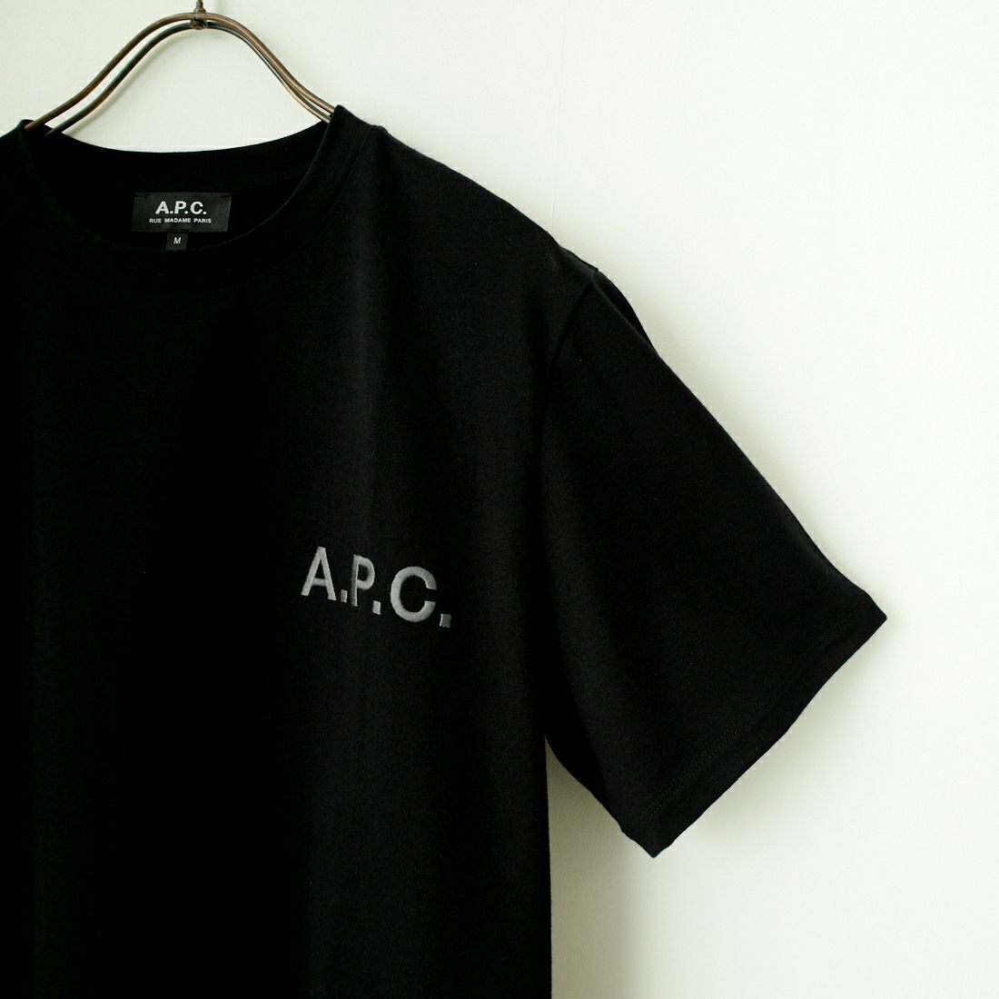 A.P.C. [アー・ペー・セー] 別注 ロゴ刺繍Tシャツ [BRODE-LOGO-JF] NOIR