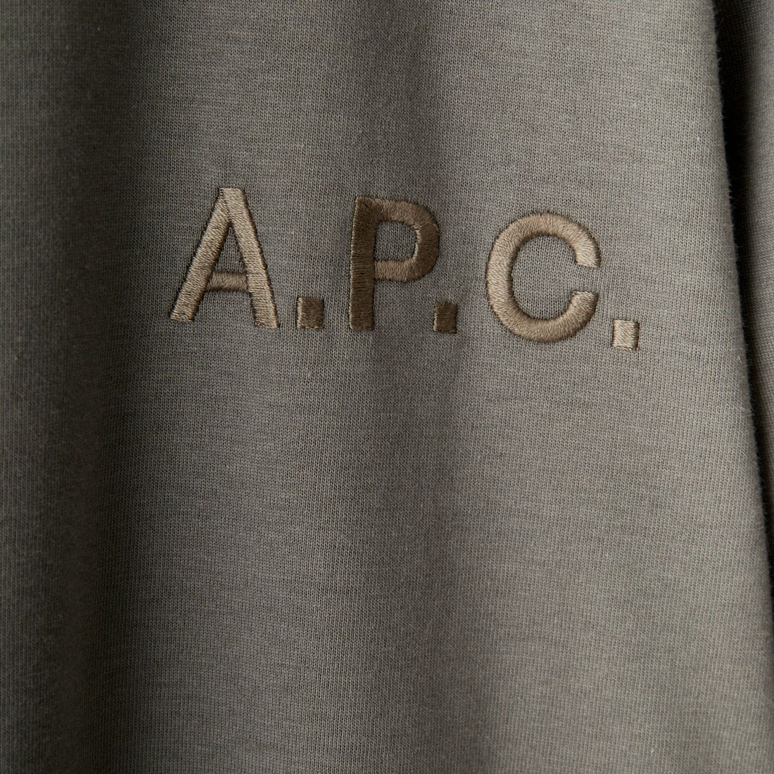 A.P.C. [アー・ペー・セー] 別注 ロゴ刺繍Tシャツ [BRODE-LOGO-JF] GRIS