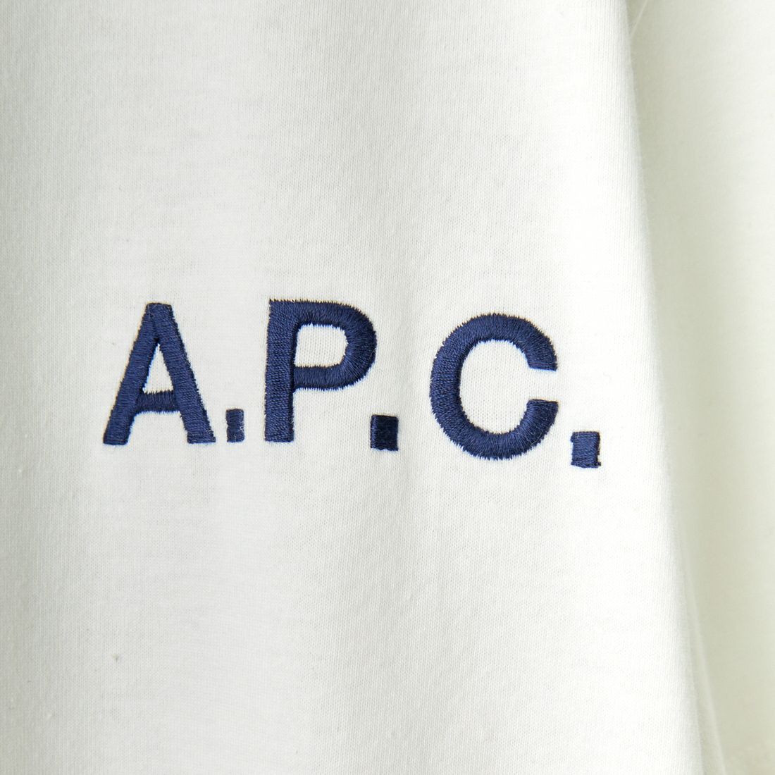 A.P.C. [アー・ペー・セー] 別注 ロゴ刺繍Tシャツ [BRODE-LOGO-JF] NOIR &&モデル身長：160cm 着用サイズ：XS&&