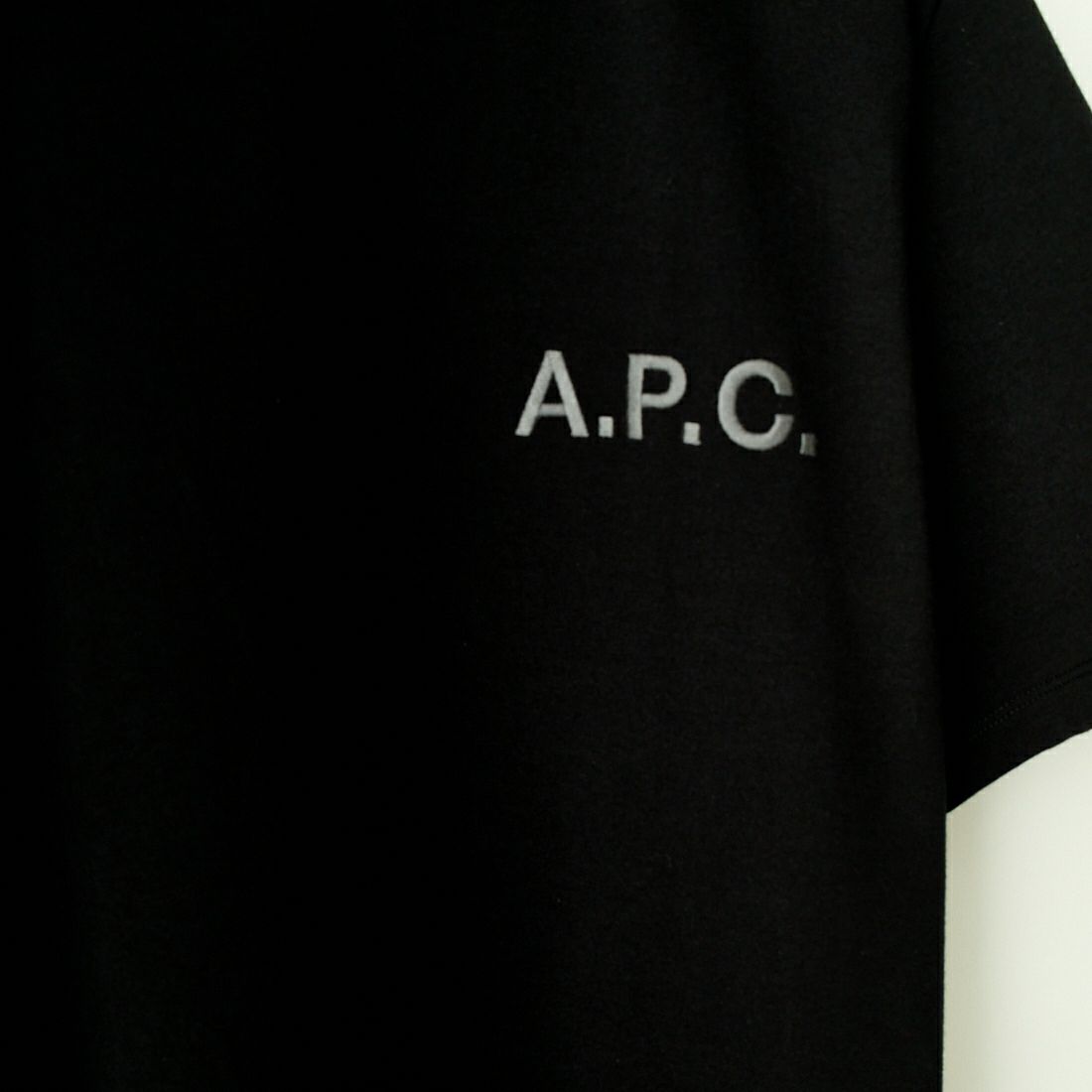 A.P.C. [アー・ペー・セー] 別注 ロゴ刺繍Tシャツ [BRODE-LOGO-JF ...