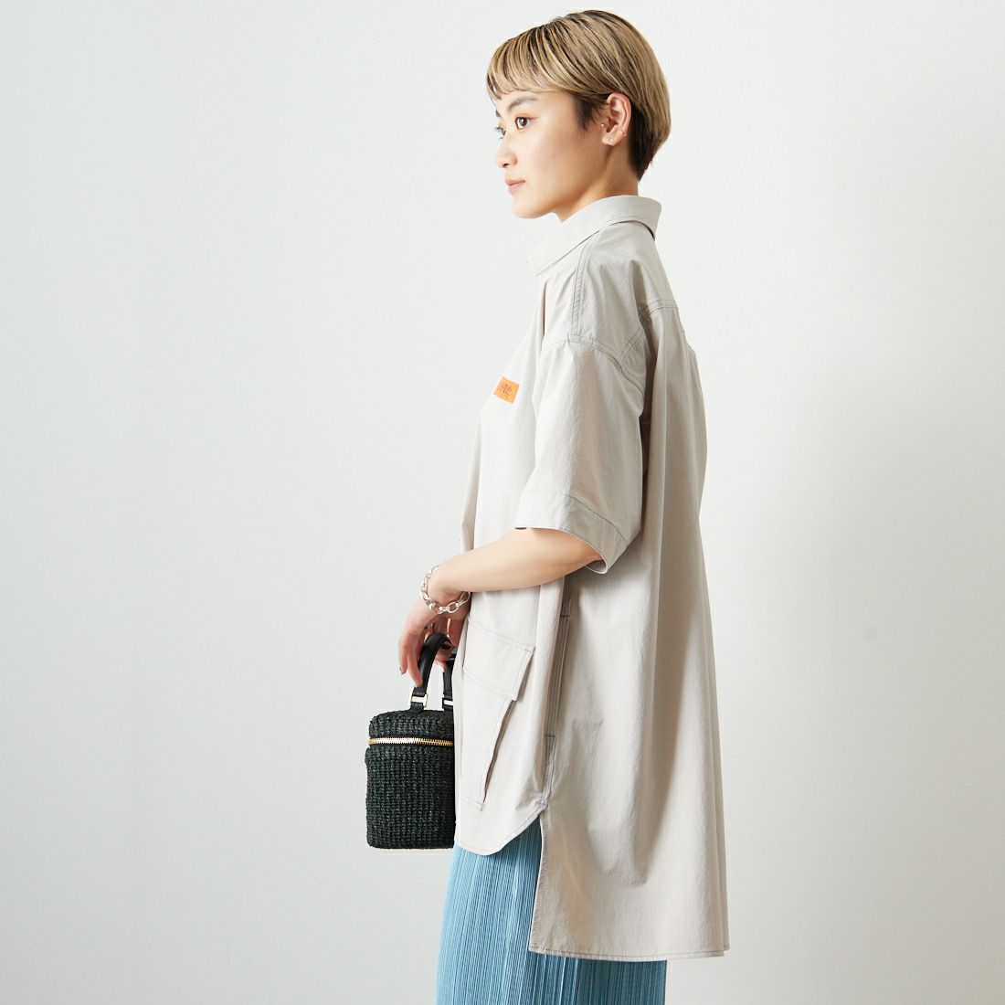 UNIVERSAL OVERALL [ユニバーサルオーバーオール] 別注 MAKINO ガーデナーシャツジャケット [U2312806IN-JF] IVORY &&モデル身長：160cm 着用サイズ：F&&