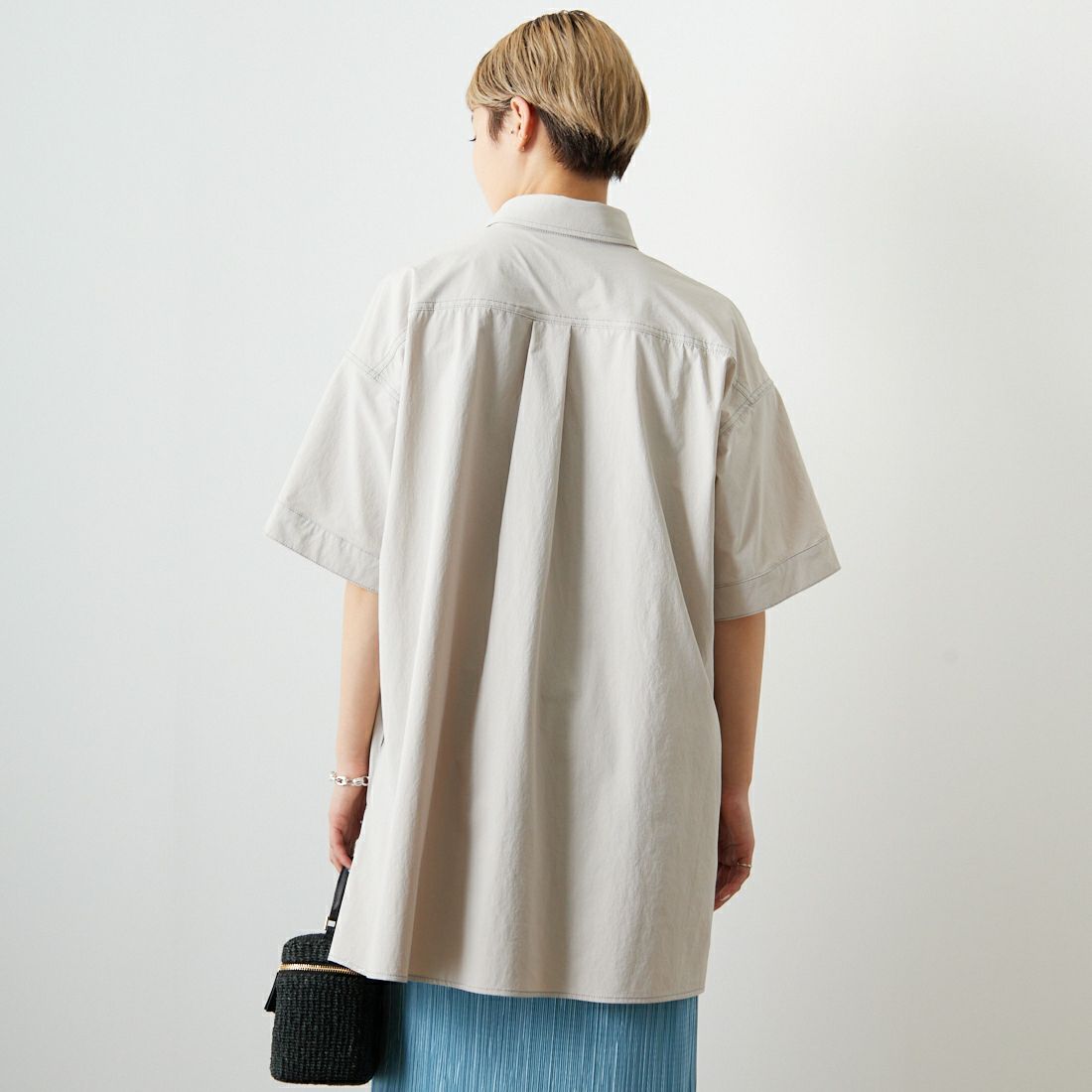 UNIVERSAL OVERALL [ユニバーサルオーバーオール] 別注 MAKINO ガーデナーシャツジャケット [U2312806IN-JF] IVORY &&モデル身長：160cm 着用サイズ：F&&