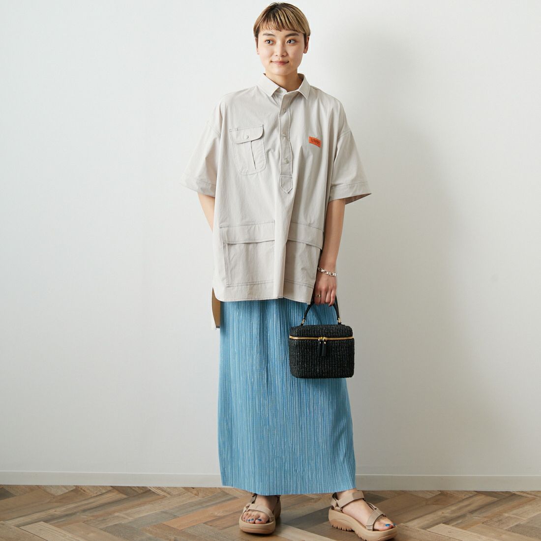 UNIVERSAL OVERALL [ユニバーサルオーバーオール] 別注 MAKINO ガーデナーシャツジャケット [U2312806IN-JF] IVORY &&モデル身長：160cm 着用サイズ：F&&