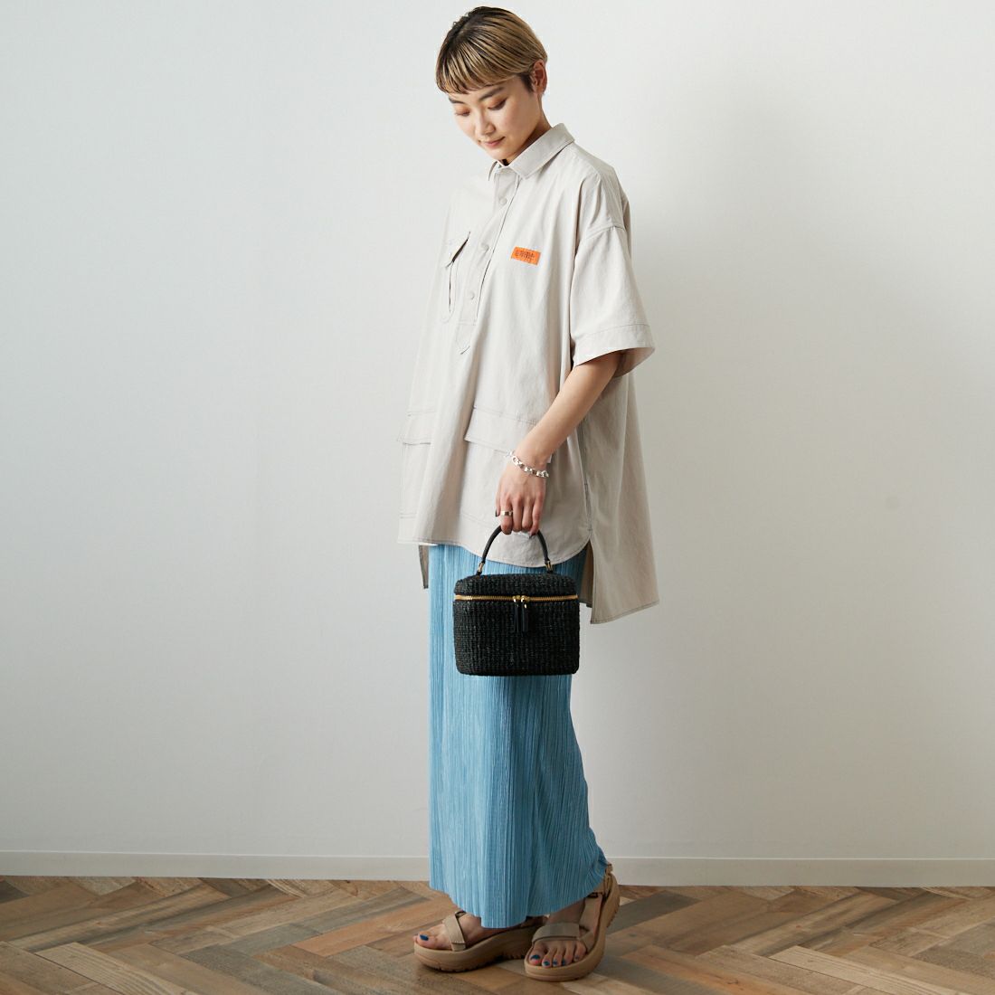 UNIVERSAL OVERALL [ユニバーサルオーバーオール] 別注 MAKINO ガーデナーシャツジャケット [U2312806IN-JF] IVORY &&モデル身長：160cm 着用サイズ：F&&