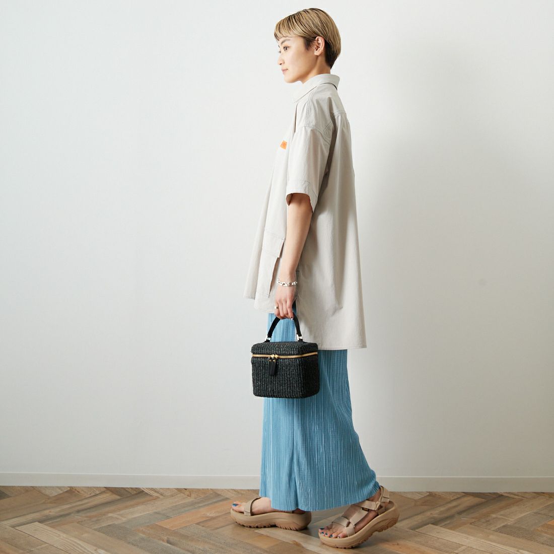 UNIVERSAL OVERALL [ユニバーサルオーバーオール] 別注 MAKINO ガーデナーシャツジャケット [U2312806IN-JF] IVORY &&モデル身長：160cm 着用サイズ：F&&