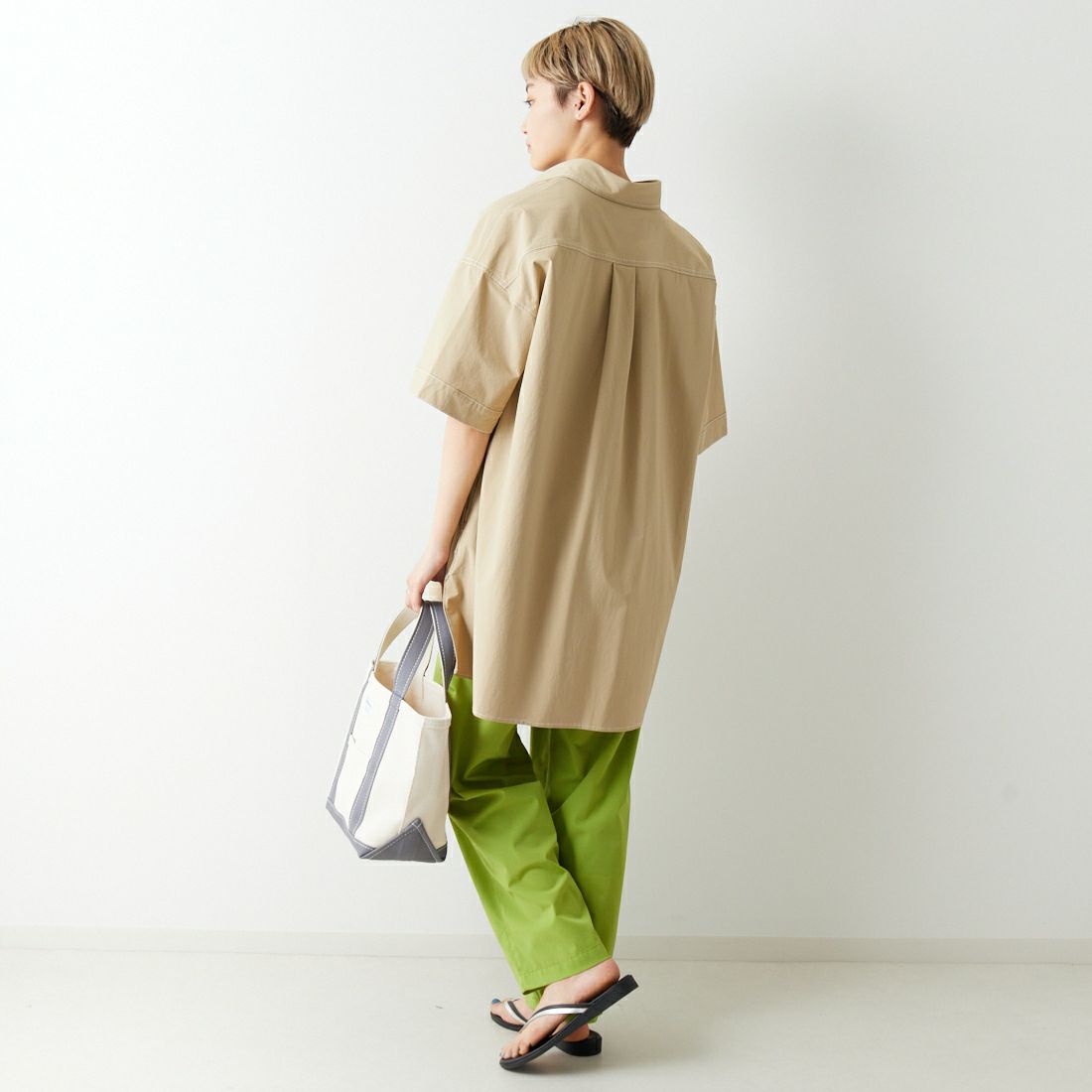 UNIVERSAL OVERALL [ユニバーサルオーバーオール] 別注 MAKINO ガーデナーシャツジャケット [U2312806IN-JF] BEIGE &&モデル身長：160cm 着用サイズ：F&&