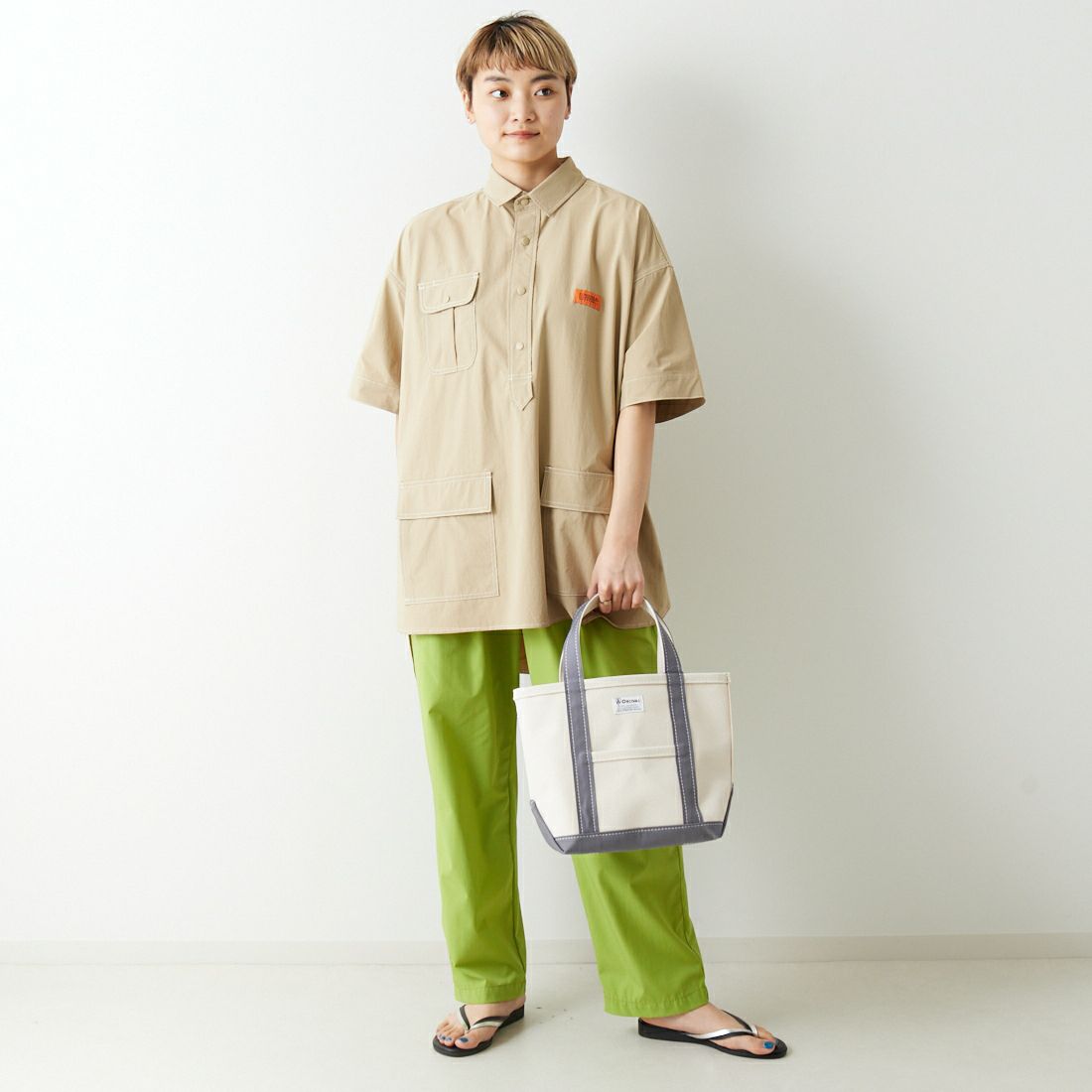 UNIVERSAL OVERALL [ユニバーサルオーバーオール] 別注 MAKINO ガーデナーシャツジャケット [U2312806IN-JF] BEIGE &&モデル身長：160cm 着用サイズ：F&&