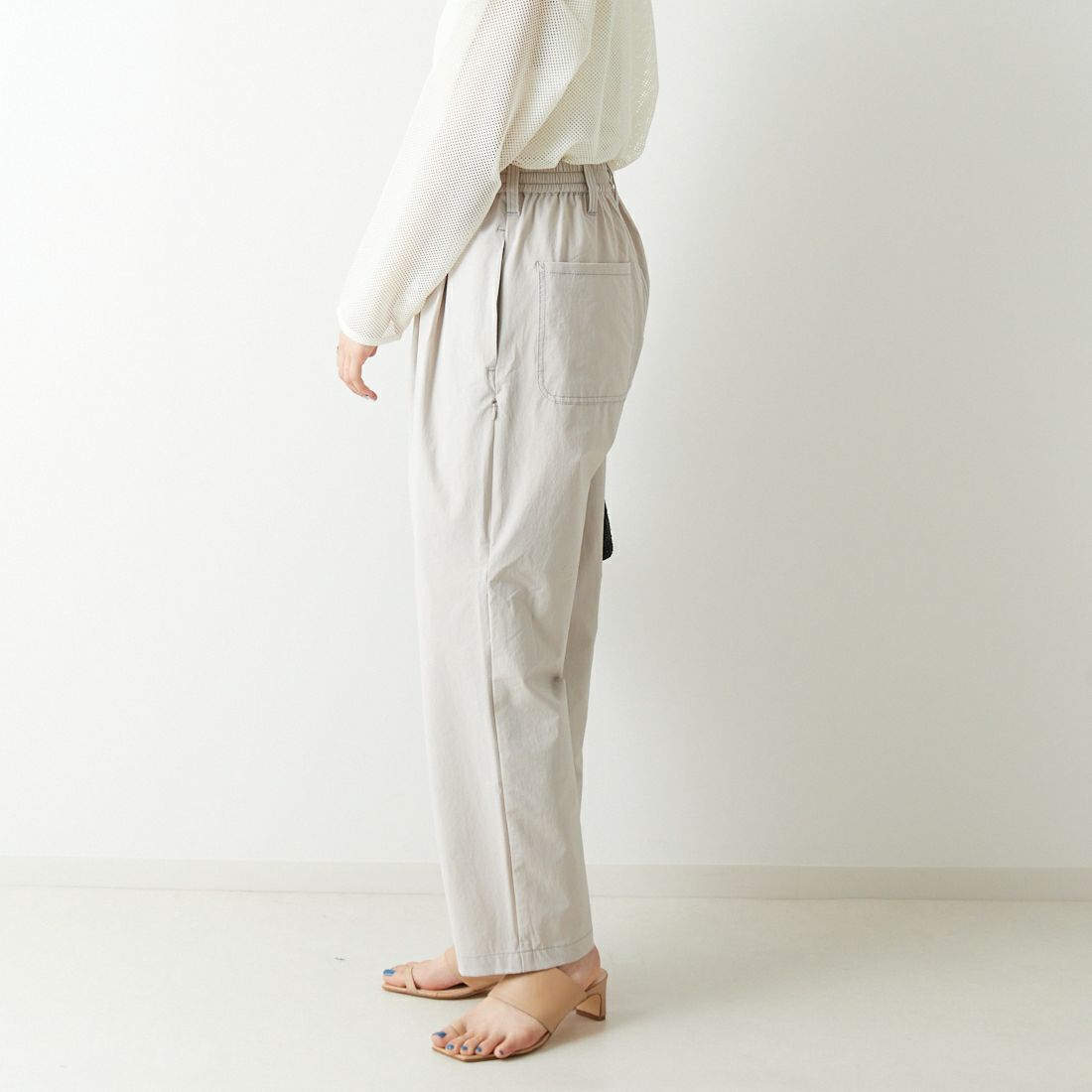 UNIVERSAL OVERALL [ユニバーサルオーバーオール] 別注 MAKINO ガーデナーパンツ [U2313606IN-JF] IVORY &&モデル身長：160cm 着用サイズ：S&&