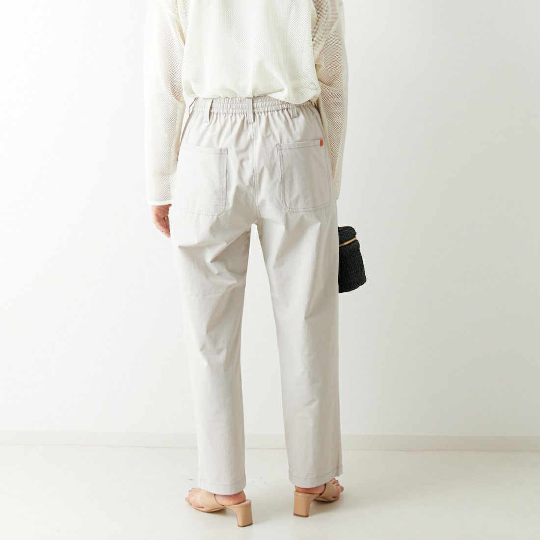 UNIVERSAL OVERALL [ユニバーサルオーバーオール] 別注 MAKINO ガーデナーパンツ [U2313606IN-JF] IVORY &&モデル身長：160cm 着用サイズ：S&&