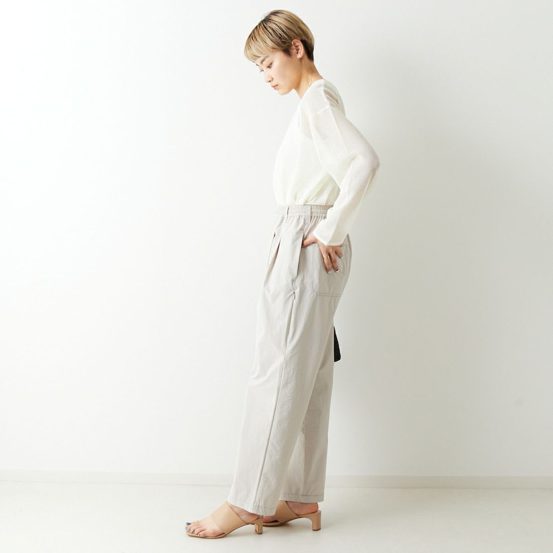 UNIVERSAL OVERALL [ユニバーサルオーバーオール] 別注 MAKINO ガーデナーパンツ [U2313606IN-JF] IVORY &&モデル身長：160cm 着用サイズ：S&&