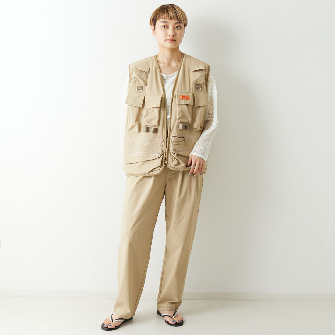 UNIVERSAL OVERALL [ユニバーサルオーバーオール] 別注 MAKINO ガーデナーパンツ [U2313606IN-JF] BEIGE &&モデル身長：160cm 着用サイズ：S&&