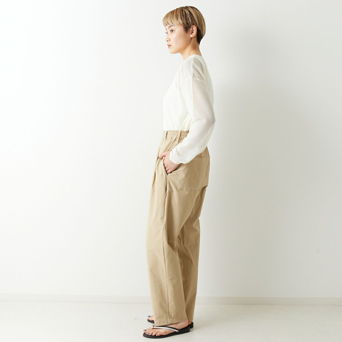 UNIVERSAL OVERALL [ユニバーサルオーバーオール] 別注 MAKINO ガーデナーパンツ [U2313606IN-JF] BEIGE &&モデル身長：160cm 着用サイズ：S&&
