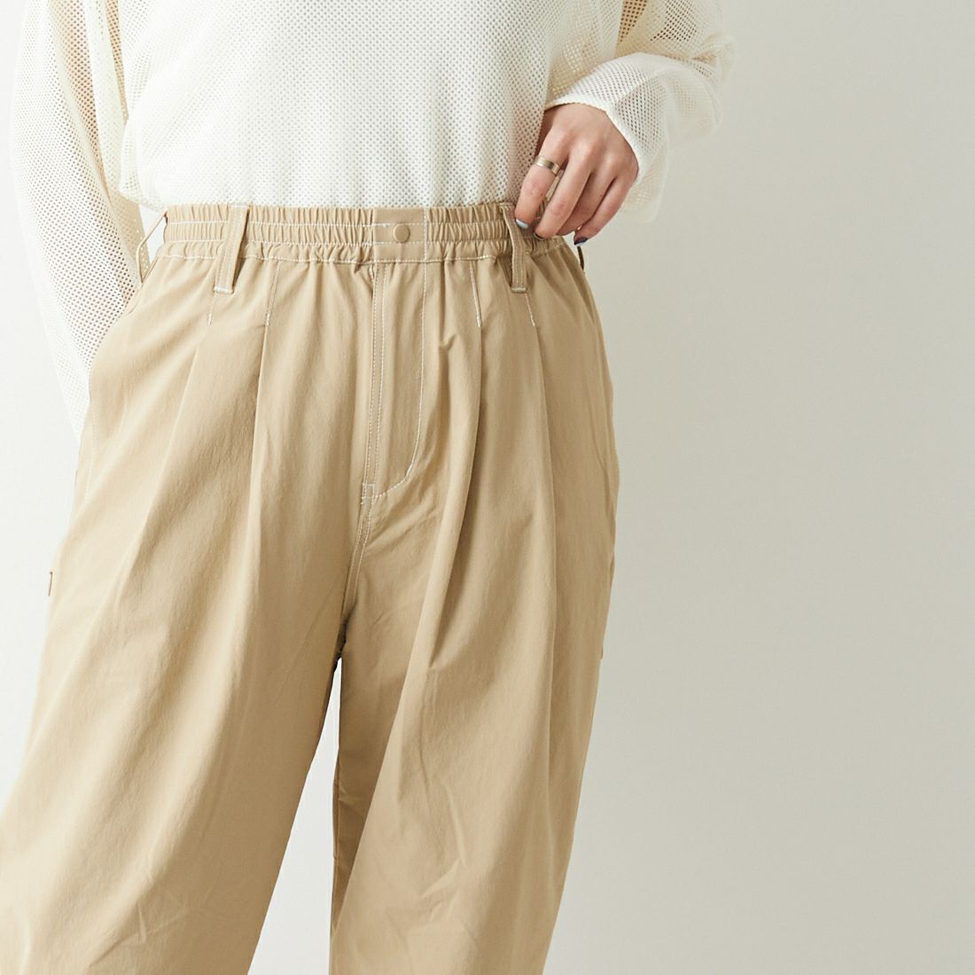 UNIVERSAL OVERALL [ユニバーサルオーバーオール] 別注 MAKINO ガーデナーパンツ [U2313606IN-JF] BEIGE &&モデル身長：160cm 着用サイズ：S&&