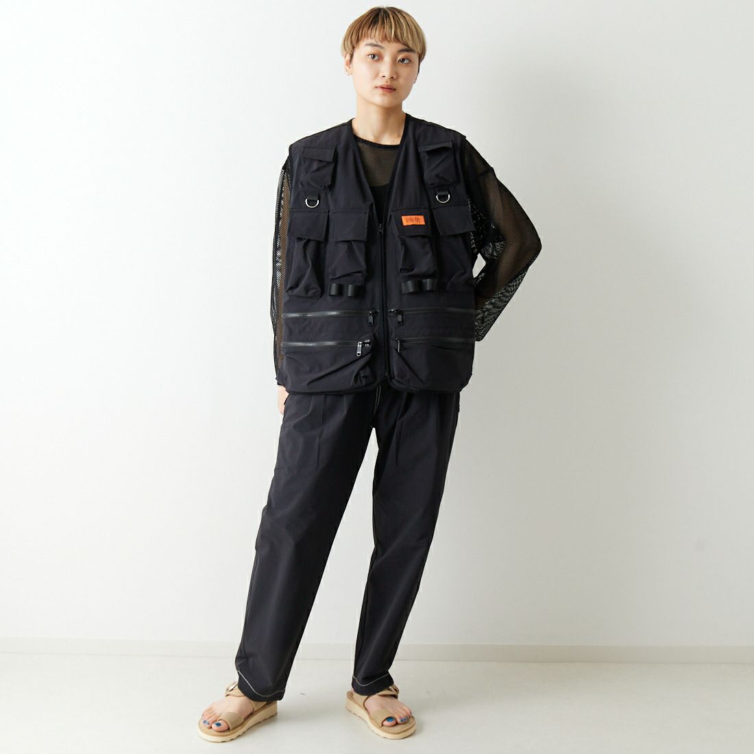 UNIVERSAL OVERALL [ユニバーサルオーバーオール] 別注 MAKINO ガーデナーパンツ [U2313606IN-JF] BLACK &&モデル身長：160cm 着用サイズ：S&&
