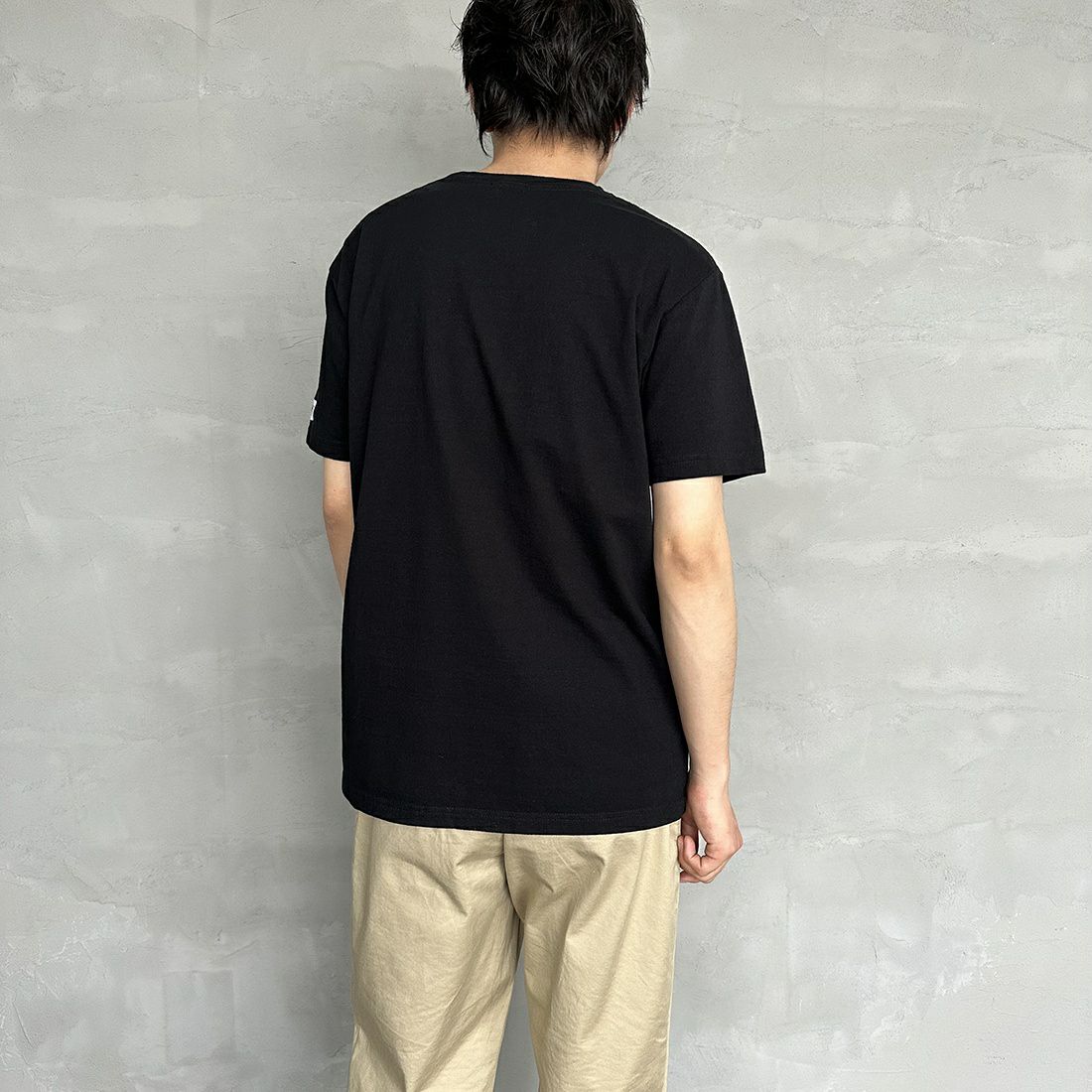 The Endless Summer [エンドレスサマー] 別注 手書き風ロゴ ワンポイントBUHI刺繍Tシャツ [FH-23574506-JF] 01 BLACK&&モデル身長：173cm 着用サイズ：L&&
