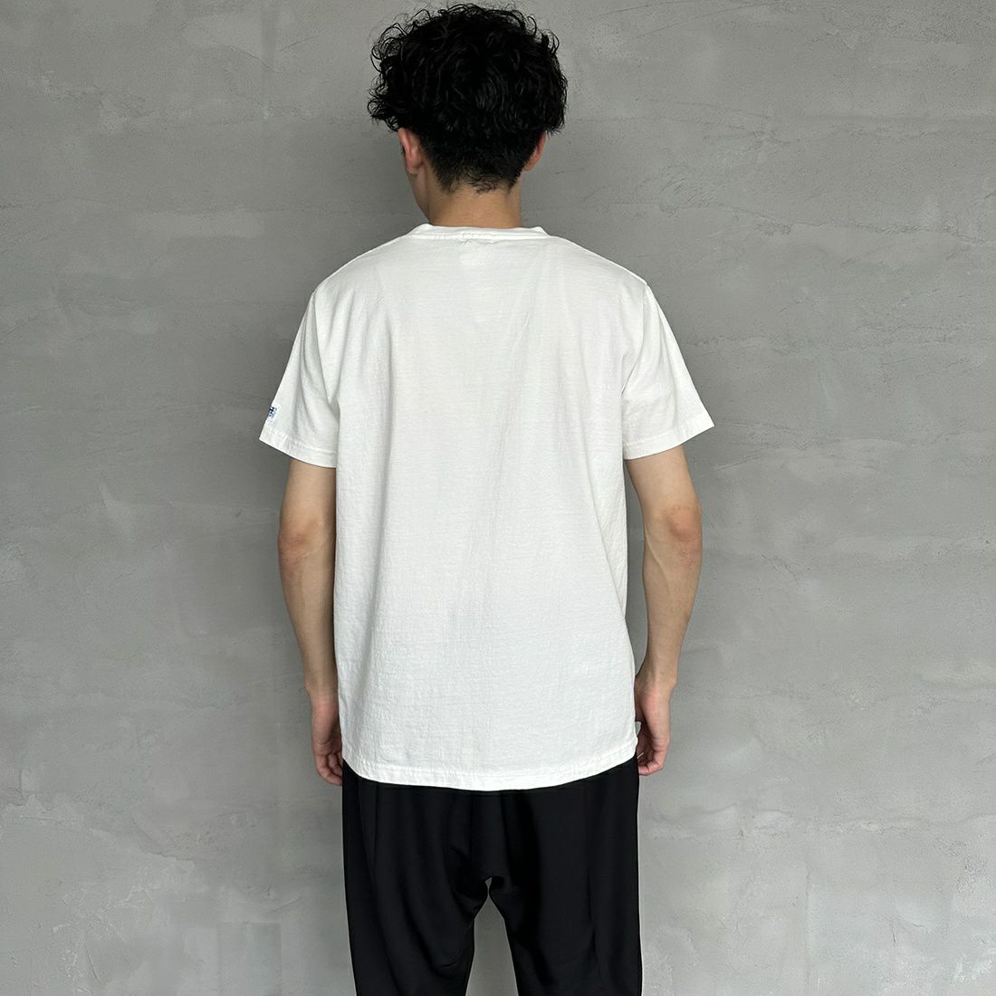 The Endless Summer [エンドレスサマー] 別注 手書き風ロゴ ワンポイントBUHI刺繍Tシャツ [FH-23574506-JF] 07 WHITE&&モデル身長：168cm 着用サイズ：M&&
