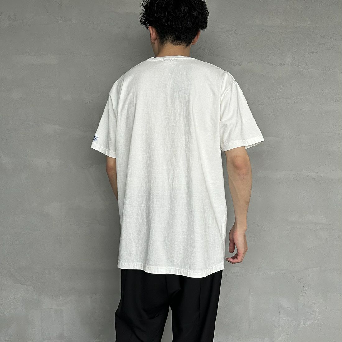 The Endless Summer [エンドレスサマー] 別注 手書き風ロゴ ワンポイントBUHI刺繍Tシャツ [FH-23574506-JF] 07 WHITE&&モデル身長：168cm 着用サイズ：XL&&