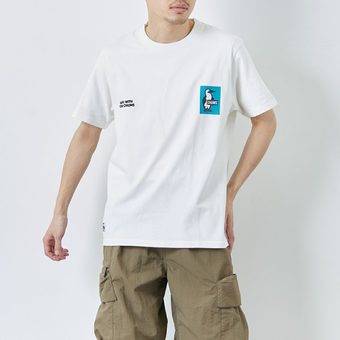 CHUMS [チャムス] 別注 ヒストリーロゴ バックプリントTシャツ [CH01-2311-JF] W001 WHITE &&モデル身長：168cm 着用サイズ：L&&