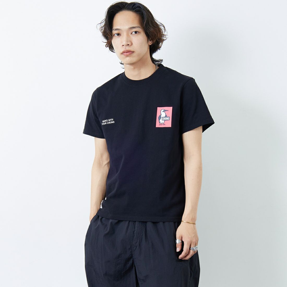 CHUMS [チャムス] 別注 ヒストリーロゴ バックプリントTシャツ [CH01-2311-JF] K001 BLACK &&モデル身長：178cm 着用サイズ：M&&
