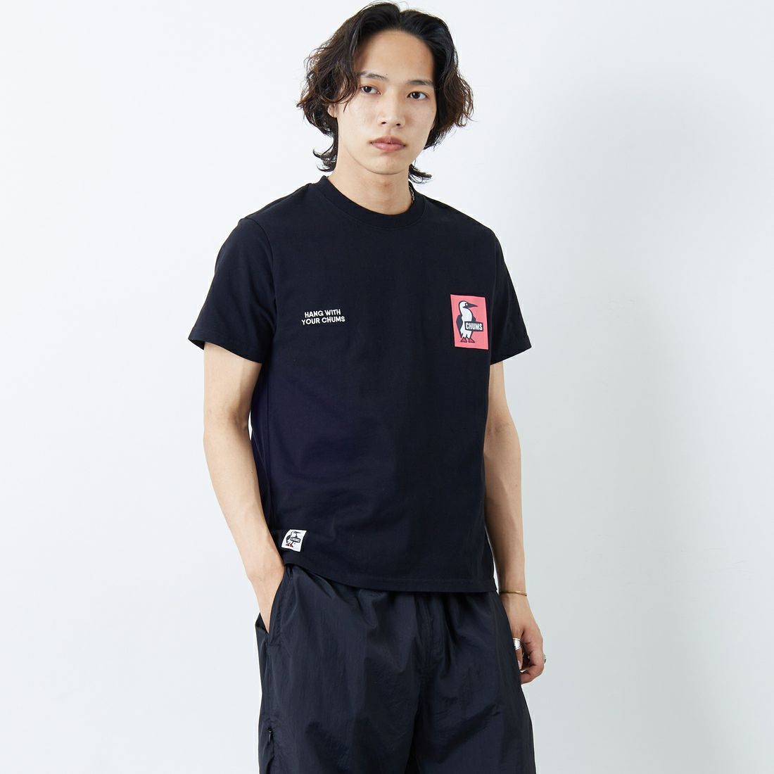 CHUMS [チャムス] 別注 ヒストリーロゴ バックプリントTシャツ [CH01-2311-JF] K001 BLACK &&モデル身長：178cm 着用サイズ：M&&
