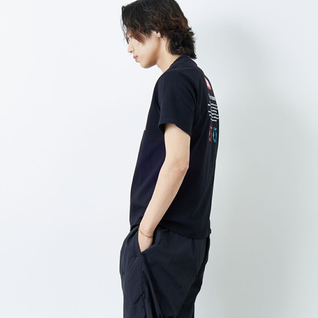 CHUMS [チャムス] 別注 ヒストリーロゴ バックプリントTシャツ [CH01-2311-JF] K001 BLACK &&モデル身長：178cm 着用サイズ：M&&