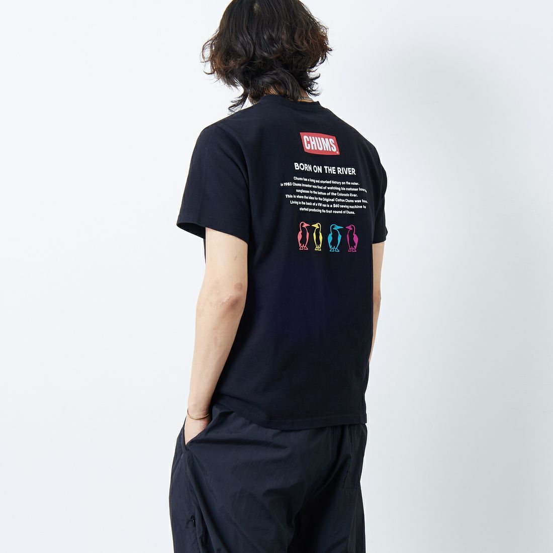 CHUMS [チャムス] 別注 ヒストリーロゴ バックプリントTシャツ [CH01-2311-JF] K001 BLACK &&モデル身長：178cm 着用サイズ：M&&
