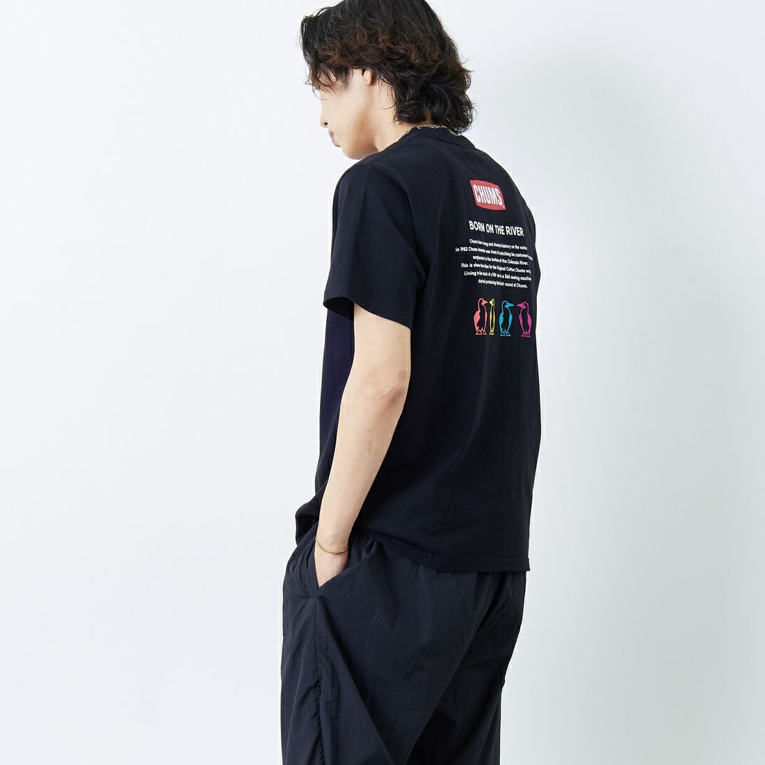 CHUMS [チャムス] 別注 ヒストリーロゴ バックプリントTシャツ [CH01-2311-JF] K001 BLACK &&モデル身長：178cm 着用サイズ：L&&